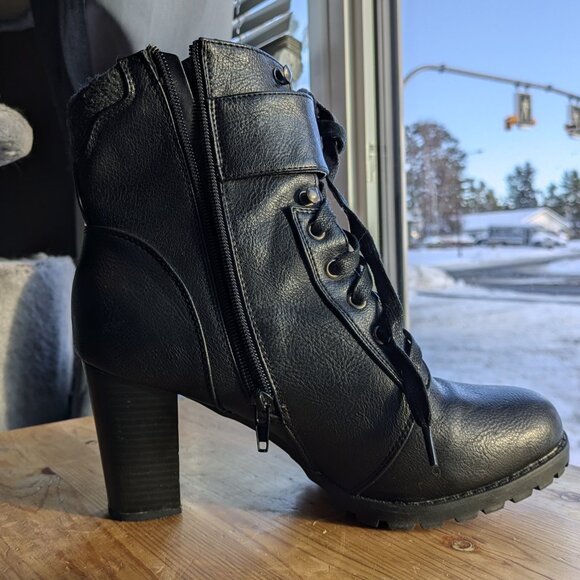 Reitman Winter Heels (Women's 9) - Picture 4 of 6